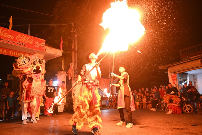Hàng nghìn người đổ ra đường đón Trung thu, phố phường Hà Nội - Sài Gòn náo nhiệt như trẩy hội - Ảnh 2.