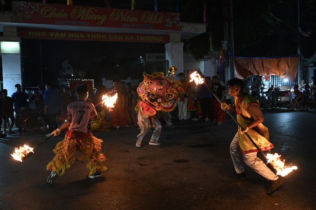 Hàng nghìn người đổ ra đường đón Trung thu, phố phường Hà Nội - Sài Gòn náo nhiệt như trẩy hội - Ảnh 4.