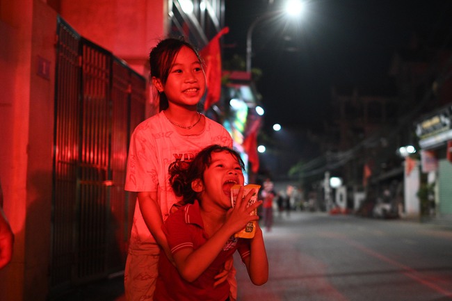 Hàng nghìn người đổ ra đường đón Trung thu, phố phường Hà Nội - Sài Gòn náo nhiệt như trẩy hội - Ảnh 6.