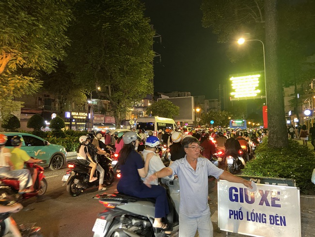 Hàng nghìn người đổ ra đường đón Trung thu, phố phường Hà Nội - Sài Gòn náo nhiệt như trẩy hội - Ảnh 10.