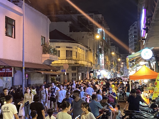 Hàng nghìn người đổ ra đường đón Trung thu, phố phường Hà Nội - Sài Gòn náo nhiệt như trẩy hội - Ảnh 8.