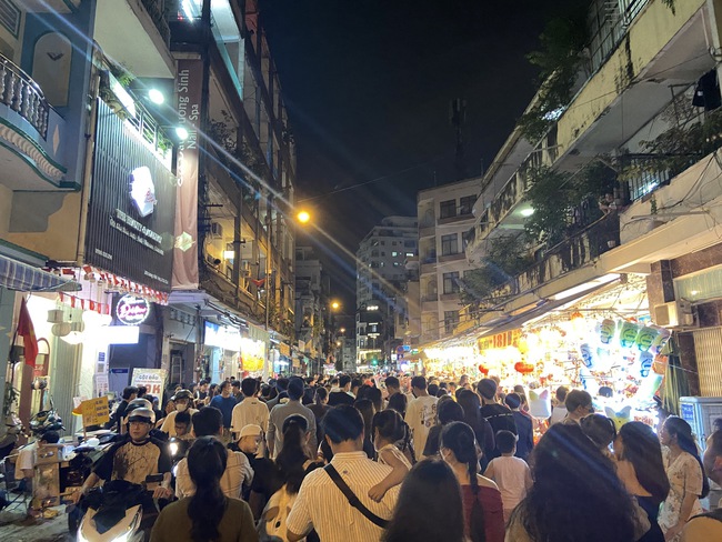 Hàng nghìn người đổ ra đường đón Trung thu, phố phường Hà Nội - Sài Gòn náo nhiệt như trẩy hội - Ảnh 9.