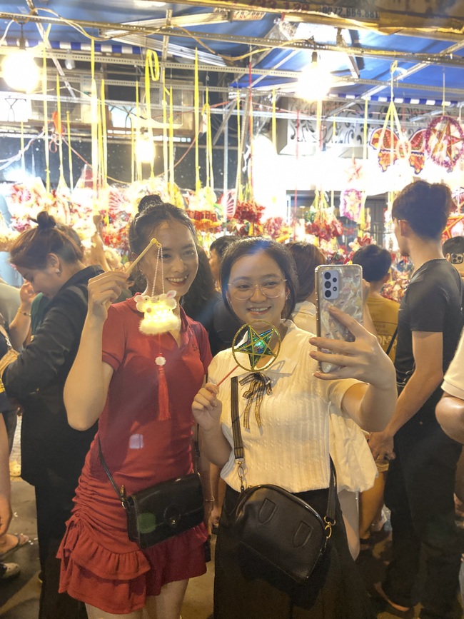 Hàng nghìn người đổ ra đường đón Trung thu, phố phường Hà Nội - Sài Gòn náo nhiệt như trẩy hội - Ảnh 11.