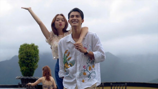 Vbiz có cặp đôi mới nghi &quot;phim giả tình thật&quot;: Ôm ấp nhau tình tứ, chỉ thiếu nước công khai? - Ảnh 4.