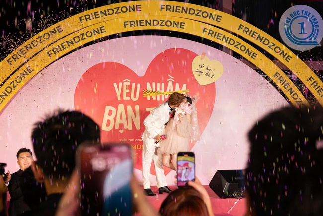 Vbiz có cặp đôi mới nghi &quot;phim giả tình thật&quot;: Ôm ấp nhau tình tứ, chỉ thiếu nước công khai? - Ảnh 6.