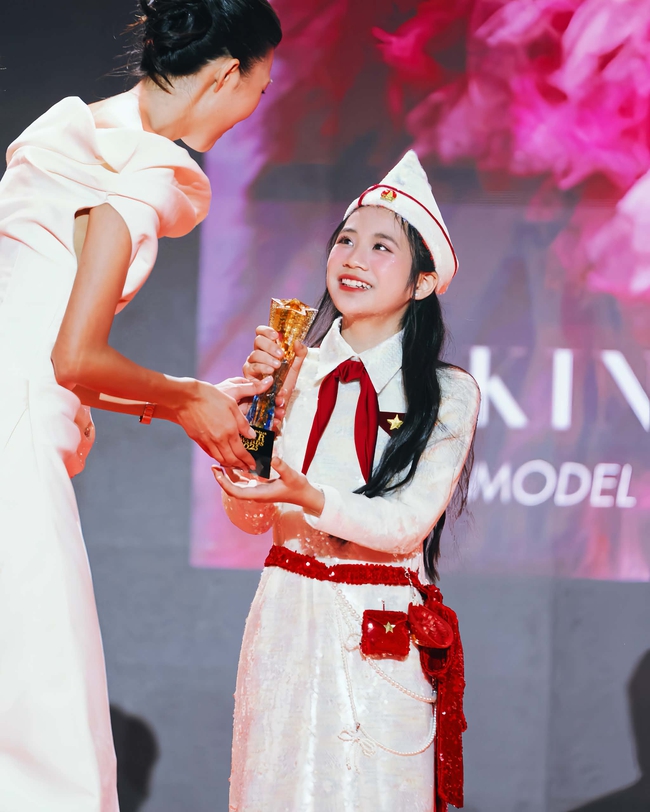 An Cát Diệp – Cô bé 10 tuổi chinh phục danh hiệu “Người mẫu nhí của năm” - Ảnh 2. An Cát Diệp – Cô bé 10 tuổi chinh phục danh hiệu “Người mẫu nhí của năm” - Ảnh 2.