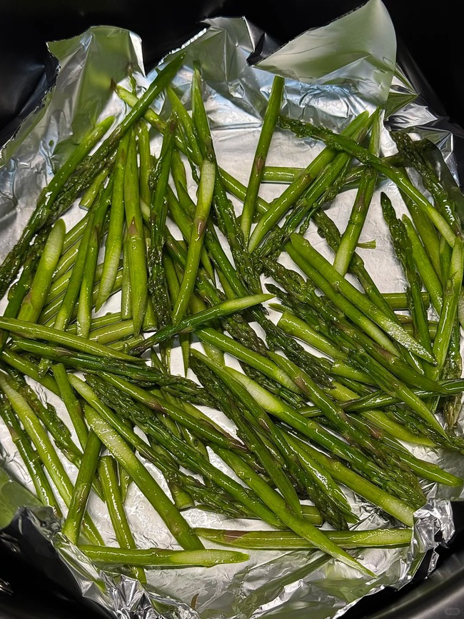 Salad của người giàu: Công thức giảm cân đang gây bão, kết hợp măng tây cùng &quot;kho báu đen&quot; đắt đỏ, ăn hoài không chán! - Ảnh 2.