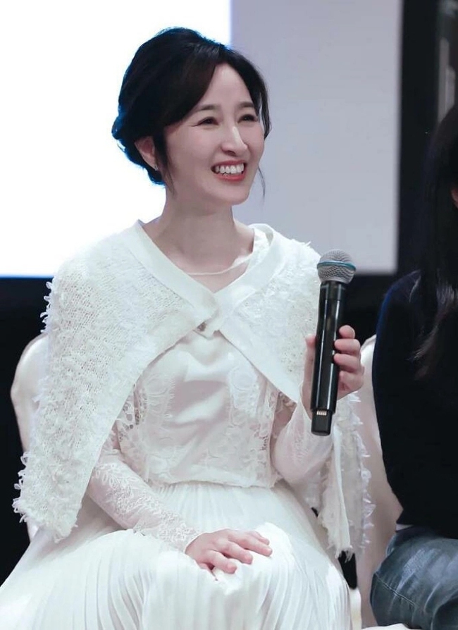 Quan Vịnh Hà 61 trẻ như 41: Bí quyết trẻ lâu gói gọn trong 5 từ, có nước &quot;chống già&quot; mọi phụ nữ nên dùng vào mùa đông để tăng collagen và giữ cơ thể khỏe mạnh - Ảnh 1.