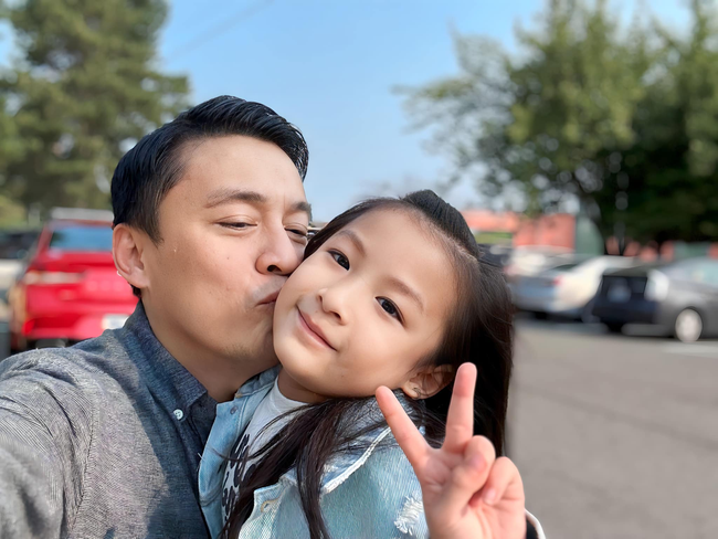 Làm bố bỉm sữa tuổi ngoài 50, Lam Trường thức đêm cho con ăn thay vợ, còn bật khóc trong ngày đầu đưa con gái đến trường - Ảnh 7.