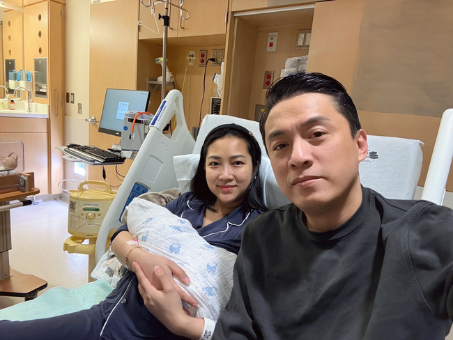 Làm bố bỉm sữa tuổi ngoài 50, Lam Trường thức đêm cho con ăn thay vợ, còn bật khóc trong ngày đầu đưa con gái đến trường - Ảnh 1.