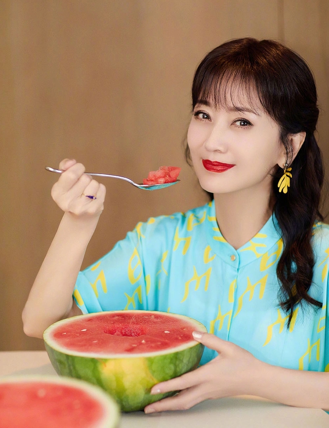 &quot;Nữ hoàng cổ trang&quot; 72 tuổi chăm dùng 3 &quot;món vàng&quot; để thải mỡ, da căng tràn collagen, duy trì cân nặng 48 ký suốt 30 năm qua - Ảnh 3.