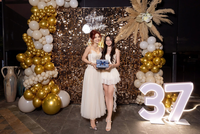 "Ái nữ" của Phương Trinh Jolie mới 12 tuổi đã cao gần bằng mẹ, chiếm trọn spotlight với đôi chân dài miên man- Ảnh 9. "Ái nữ" của Phương Trinh Jolie mới 12 tuổi đã cao gần bằng mẹ, chiếm trọn spotlight với đôi chân dài miên man- Ảnh 9.