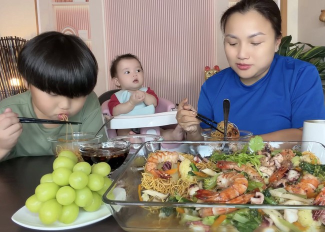 &quot;Thế lực nhí&quot; tiếp theo của Quỳnh Trần JP: Bé Na, vừa xuất hiện đã bùng nổ MXH, biểu cảm giống anh Sa như tạc - Ảnh 2.