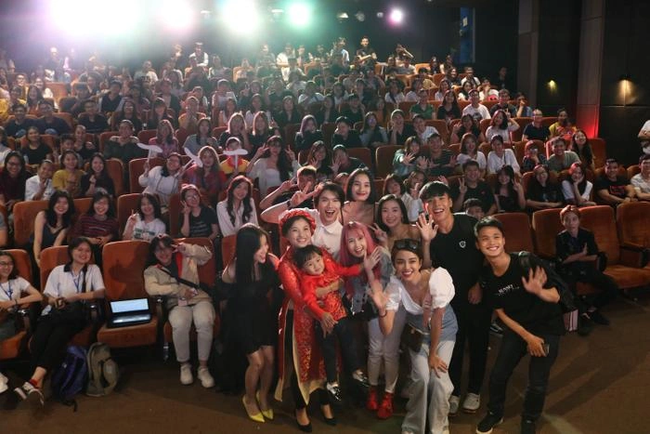 &quot;Thế lực nhí&quot; tiếp theo của Quỳnh Trần JP: Bé Na, vừa xuất hiện đã bùng nổ MXH, biểu cảm giống anh Sa như tạc - Ảnh 8.