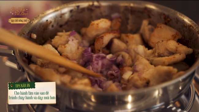 Hoa hậu Lương Thùy Linh nấu thịt rang cháy cạnh mà bị dân mạng "bóc phốt": Thực hư thế nào? - Ảnh 2. Hoa hậu Lương Thùy Linh nấu thịt rang cháy cạnh mà bị dân mạng "bóc phốt": Thực hư thế nào? - Ảnh 2.