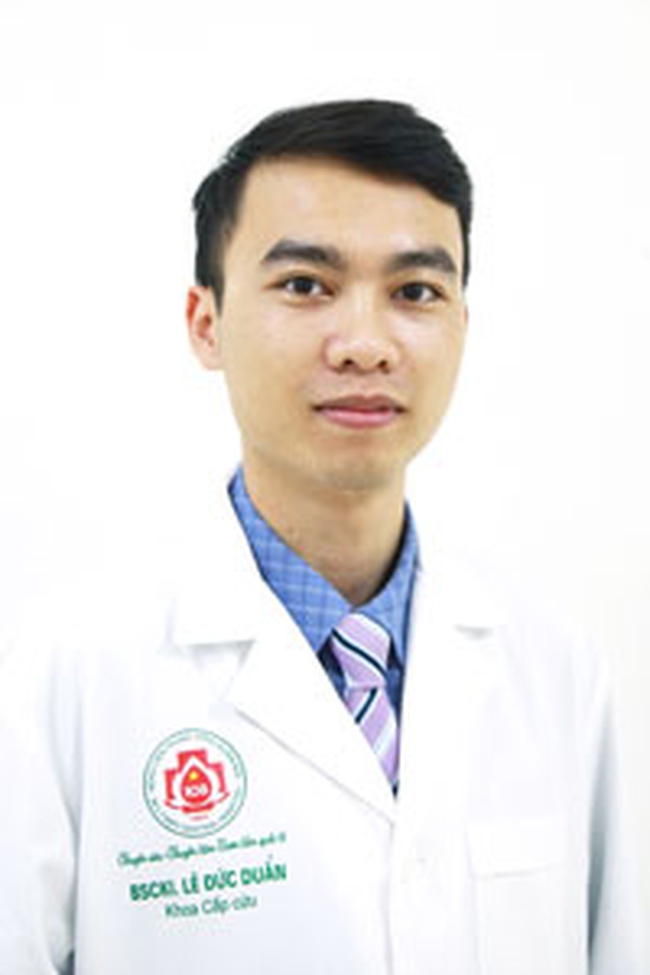 Bác sĩ khiến hơn 2 triệu người thán phục: Bố và anh mất vì ung thư, mẹ đi phụ hồ, chàng trai 38kg đạp xe rách lốp trở thành thủ khoa ĐH - Ảnh 1. Bác sĩ khiến hơn 2 triệu người thán phục: Bố và anh mất vì ung thư, mẹ đi phụ hồ, chàng trai 38kg đạp xe rách lốp trở thành thủ khoa ĐH - Ảnh 1.