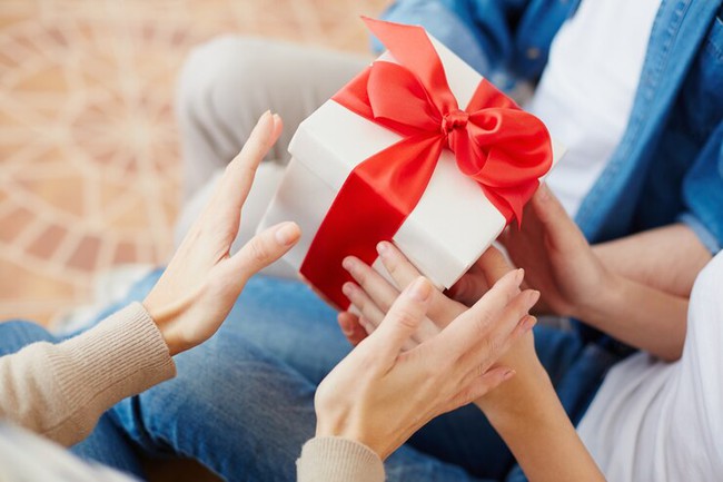 close-up-woman-holding-gift-with-red-bow1098-3689-1739863666480422339009.jpg