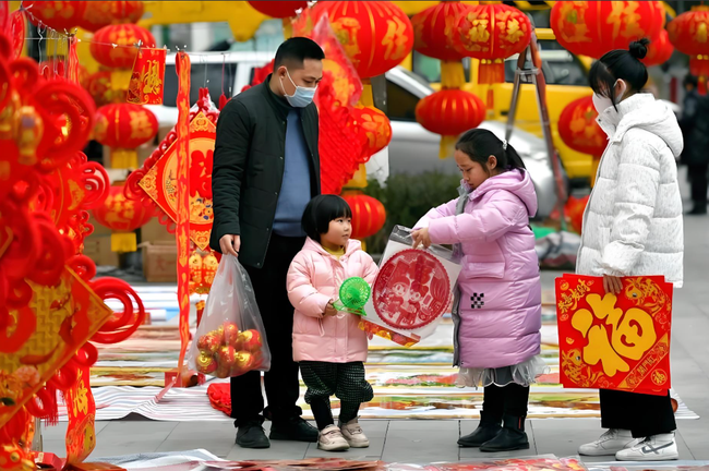 Về thăm họ hàng dịp Tết, tôi nhận ra 3 kiểu tư duy cổ hủ sau sẽ kìm hãm cuộc đời đứa trẻ - Ảnh 1. Về thăm họ hàng dịp Tết, tôi nhận ra 3 kiểu tư duy cổ hủ sau sẽ kìm hãm cuộc đời đứa trẻ - Ảnh 1.