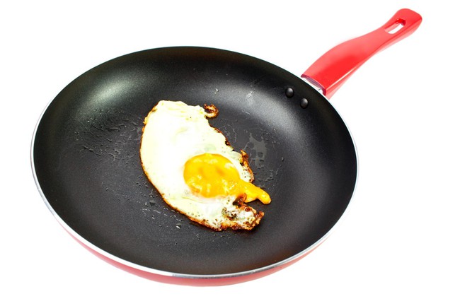 red-frying-pan-fried-egg-98483564-17400388110051756539585.jpg