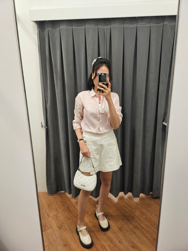 Dạo một vòng UNIQLO, mình thấy item đáng sắm nhất cho mùa Xuân Hè chính là sơ mi linen - Ảnh 2.