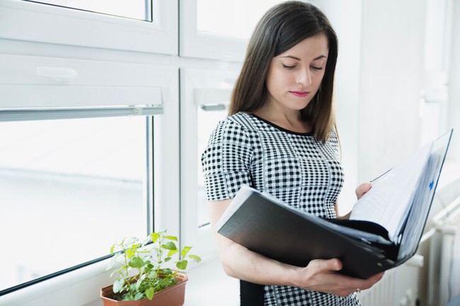 woman-with-big-folder-posing-office23-2147656656-17388390996411392496230.jpg