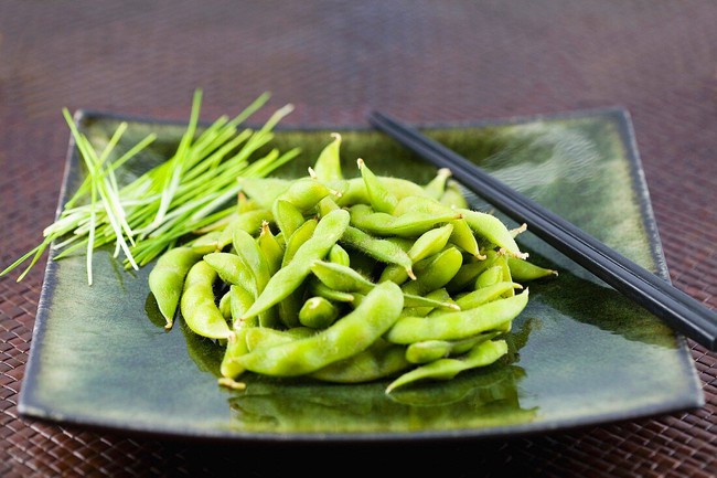 11287921-cooked-soya-beans-on-a-plate-with-chopsticks-japan-1741933703652656610011-1741941790748-17419417908241899391557-1741962726164-17419627264401644154266.jpg