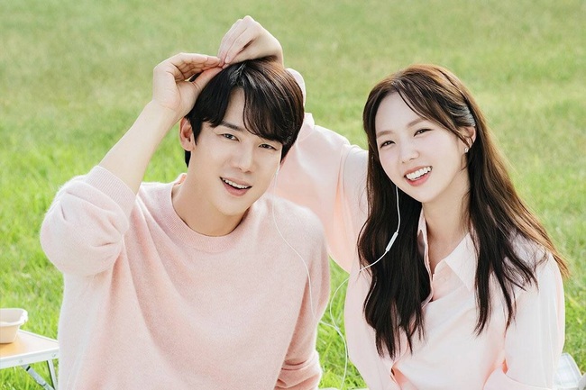 Yoo Yeon Seok &quot;giải cứu&quot; Kim Soo Hyun: Lên phim là tổng tài vạn người mê, ngoài đời làm chị em vỡ mộng - Ảnh 2.