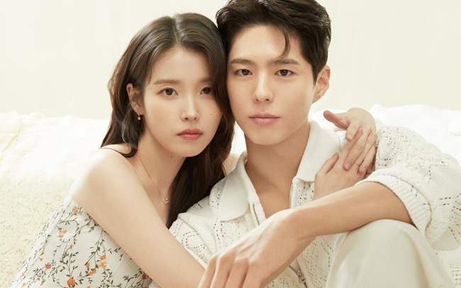 Nụ hôn khiến Park Bo Gum lấy tay che mắt IU, đóng xong phim không cho xem lại - Ảnh 1.