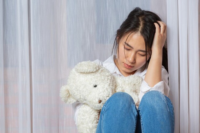 sad-brunette-teenager-holding-teddy-bear-home1150-36973-17458457043061420331250.jpg