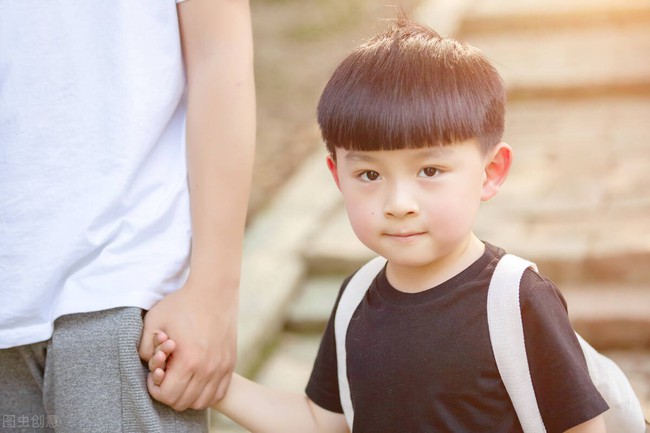 Đừng phạm 4 sai lầm này khi đón con, cha mẹ tự biến mình thành &quot;nỗi ám ảnh&quot; của nhà trường - Ảnh 1. - Ảnh 2.