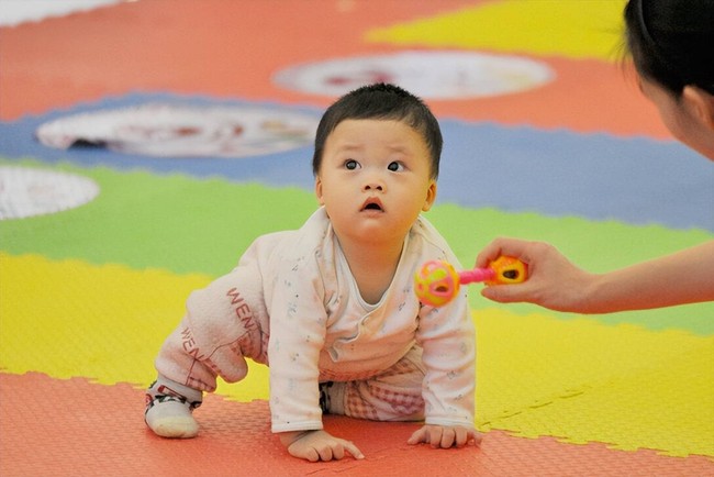 Bé bỏ qua giai đoạn bò để đi sớm? Cẩn thận, cha mẹ đang vô tình đánh mất "chìa khóa thông minh" của con - Ảnh 1. - Ảnh 1. - Ảnh 3. Bé bỏ qua giai đoạn bò để đi sớm? Cẩn thận, cha mẹ đang vô tình đánh mất "chìa khóa thông minh" của con - Ảnh 1. - Ảnh 1. - Ảnh 3.
