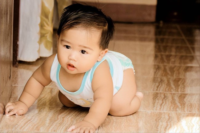 Bé bỏ qua giai đoạn bò để đi sớm? Cẩn thận, cha mẹ đang vô tình đánh mất "chìa khóa thông minh" của con - Ảnh 1. - Ảnh 1. - Ảnh 2. Bé bỏ qua giai đoạn bò để đi sớm? Cẩn thận, cha mẹ đang vô tình đánh mất "chìa khóa thông minh" của con - Ảnh 1. - Ảnh 1. - Ảnh 2.