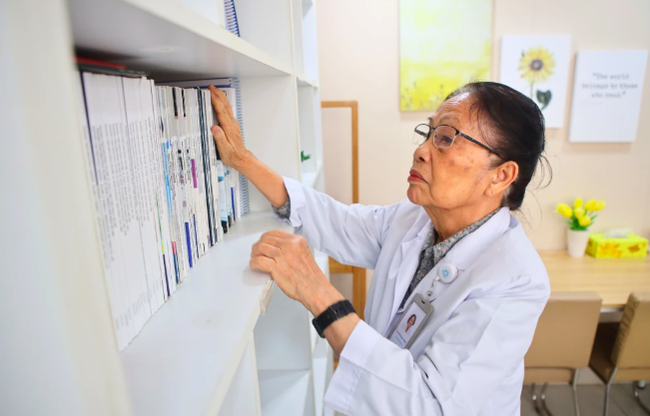 GS.BS Nguyễn Thị Ngọc Phượng: Người phụ nữ từ chối hai lần sang Pháp để ở lại Việt Nam tìm ra điều &quot;bí ẩn khủng khiếp&quot; và làm nên điều kỳ diệu - Ảnh 1.
