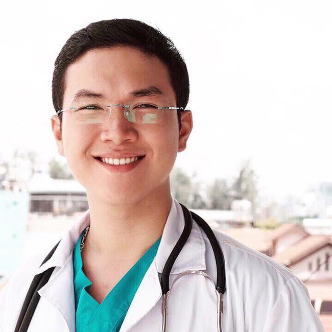 "Con tôi chỉ bị viêm mũi dị ứng thôi mà...": Người mẹ khóc nấc không ngờ thói quen xịt mũi lại khiến con bị suy tuyến thượng thận - Ảnh 1. "Con tôi chỉ bị viêm mũi dị ứng thôi mà...": Người mẹ khóc nấc không ngờ thói quen xịt mũi lại khiến con bị suy tuyến thượng thận - Ảnh 1.