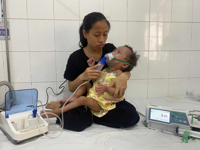 Mẹ nghèo xin sữa để duy trì sự sống cho con gái 3 tuổi mắc bệnh quái ác - Ảnh 3. Mẹ nghèo xin sữa để duy trì sự sống cho con gái 3 tuổi mắc bệnh quái ác - Ảnh 3.