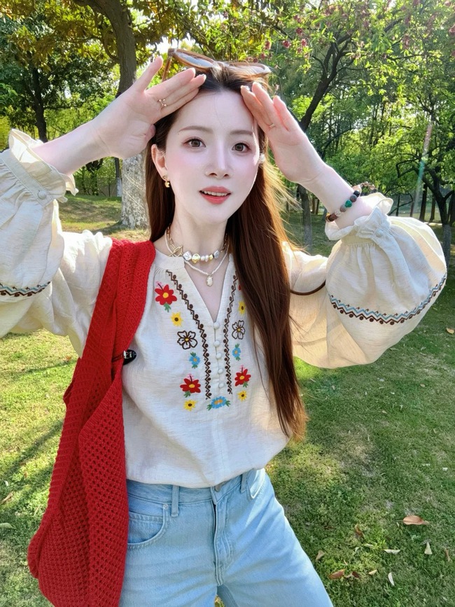 Người sinh vào mùa Xuân nên mặc màu gì để hút tài hút lộc, tiền bạc dồi dào quanh năm? - Ảnh 1. Người sinh vào mùa Xuân nên mặc màu gì để hút tài hút lộc, tiền bạc dồi dào quanh năm? - Ảnh 1.