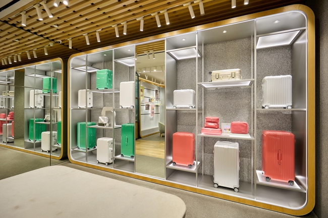 RIMOWA giới thiệu bộ sưu tập theo mùa mới nhất, mang tinh thần viễn du đầy thi vị - Ảnh 1. RIMOWA giới thiệu bộ sưu tập theo mùa mới nhất, mang tinh thần viễn du đầy thi vị - Ảnh 1.