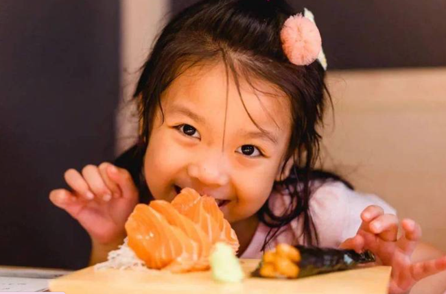 4 dấu hiệu cho thấy bố mẹ đang nuôi dạy con cái quá ngây thơ: Khi trưởng thành, bước vào xã hội, con dễ bị lừa gạt - Ảnh 1. 4 dấu hiệu cho thấy bố mẹ đang nuôi dạy con cái quá ngây thơ: Khi trưởng thành, bước vào xã hội, con dễ bị lừa gạt - Ảnh 1.