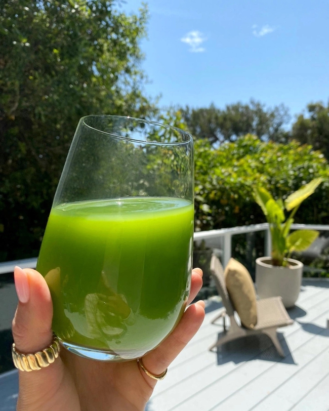 Gái 4 con Miranda Kerr tuổi 42 da mướt collagen nhờ mỗi sáng uống cả lít nước này chống già: Cứ ra chợ Việt là có! - Ảnh 5. Gái 4 con Miranda Kerr tuổi 42 da mướt collagen nhờ mỗi sáng uống cả lít nước này chống già: Cứ ra chợ Việt là có! - Ảnh 5.