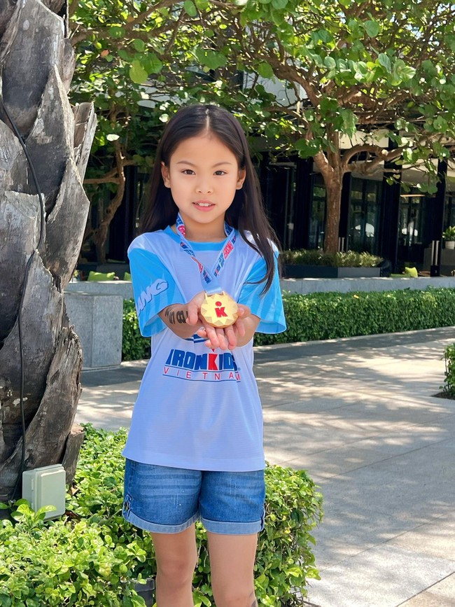 Nữ ca sĩ Việt nói: "Nhìn con lao xuống biển bơi mà mình rơi nước mắt" - Đọc mới thấy dạy con rất chuẩn! - Ảnh 1. Nữ ca sĩ Việt nói: "Nhìn con lao xuống biển bơi mà mình rơi nước mắt" - Đọc mới thấy dạy con rất chuẩn! - Ảnh 1.