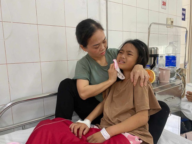 Ánh mắt cầu cứu của bé gái 10 tuổi phải trải qua 2 ca đại phẫu đau đớn vì bệnh quái ác - Ảnh 1. Ánh mắt cầu cứu của bé gái 10 tuổi phải trải qua 2 ca đại phẫu đau đớn vì bệnh quái ác - Ảnh 1.