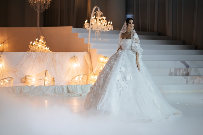Show diễn của NTK Chung Thanh Phong: Hoàng Thùy, Ngọc Châu chinh phục mẫu váy cưới sexy hiểm hóc - Ảnh 4.