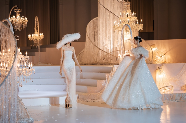 Show diễn của NTK Chung Thanh Phong: Hoàng Thùy, Ngọc Châu chinh phục mẫu váy cưới sexy hiểm hóc - Ảnh 21.