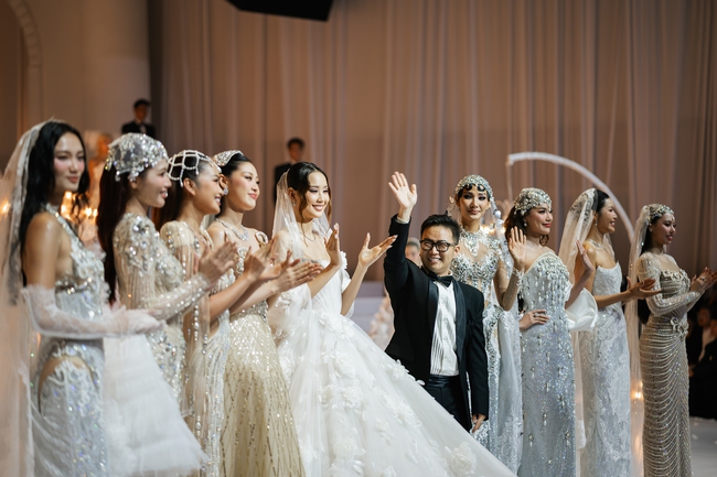 Show diễn của NTK Chung Thanh Phong: Hoàng Thùy, Ngọc Châu chinh phục mẫu váy cưới sexy hiểm hóc - Ảnh 3.