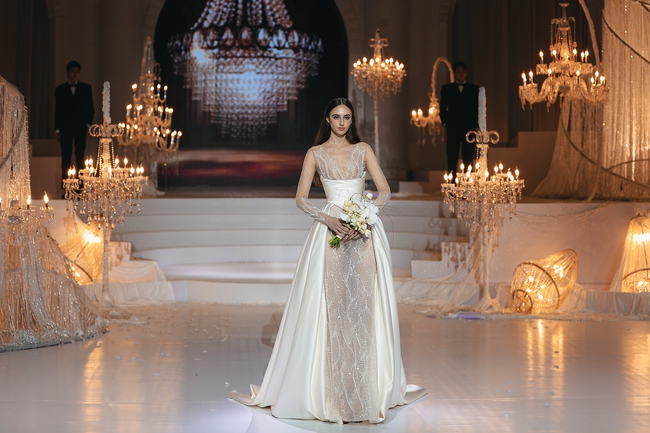 Show diễn của NTK Chung Thanh Phong: Hoàng Thùy, Ngọc Châu chinh phục mẫu váy cưới sexy hiểm hóc - Ảnh 9.
