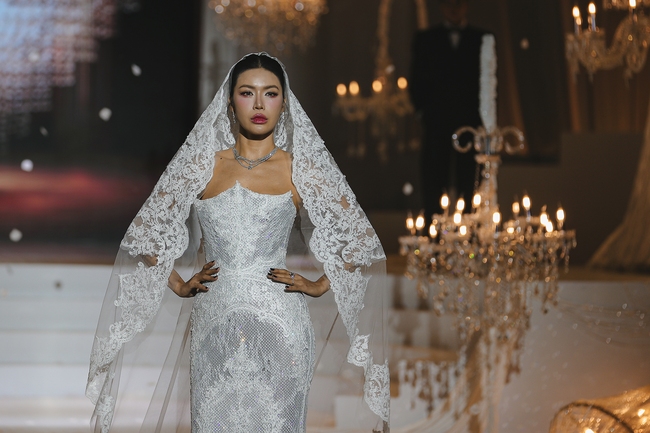 Show diễn của NTK Chung Thanh Phong: Hoàng Thùy, Ngọc Châu chinh phục mẫu váy cưới sexy hiểm hóc - Ảnh 17.