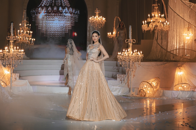 Show diễn của NTK Chung Thanh Phong: Hoàng Thùy, Ngọc Châu chinh phục mẫu váy cưới sexy hiểm hóc - Ảnh 20.