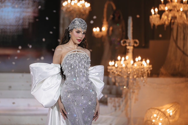 Show diễn của NTK Chung Thanh Phong: Hoàng Thùy, Ngọc Châu chinh phục mẫu váy cưới sexy hiểm hóc - Ảnh 19.