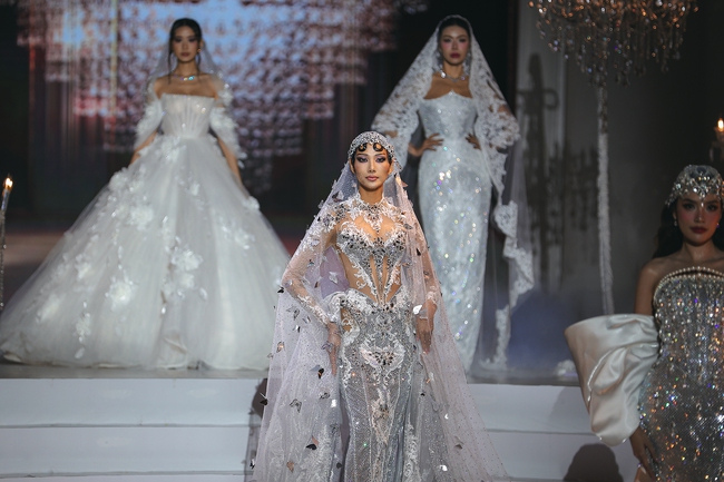 Show diễn của NTK Chung Thanh Phong: Hoàng Thùy, Ngọc Châu chinh phục mẫu váy cưới sexy hiểm hóc - Ảnh 2.