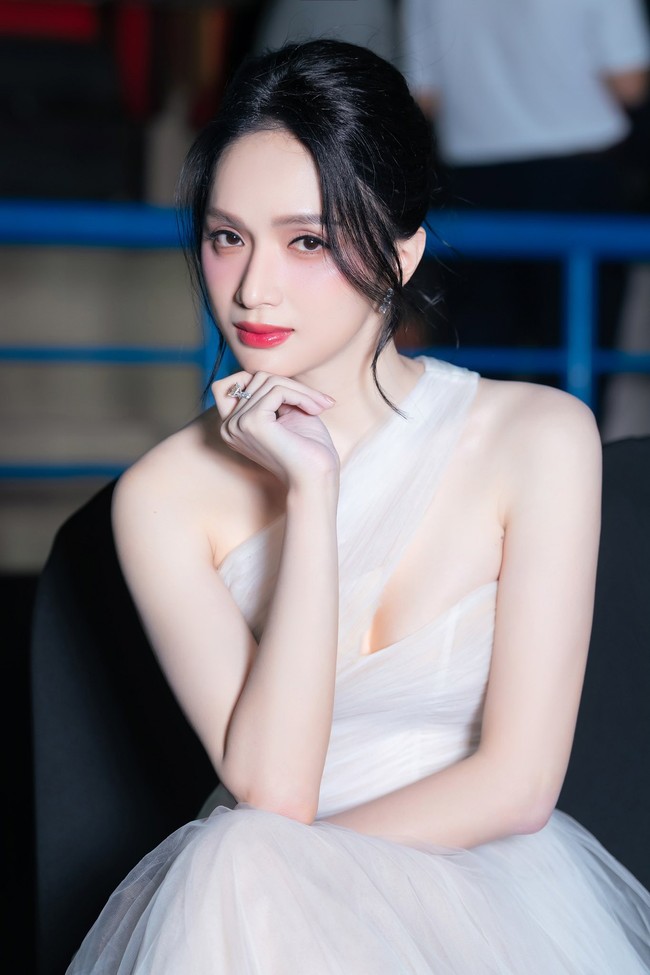 Hoa hậu Hương Giang da trắng căng mọng collagen nhờ 1 kiểu bôi kem chống nắng, thường xuyên ở ngoài trời thế này bảo sao không hề "xi nhê" - Ảnh 3. Hoa hậu Hương Giang da trắng căng mọng collagen nhờ 1 kiểu bôi kem chống nắng, thường xuyên ở ngoài trời thế này bảo sao không hề "xi nhê" - Ảnh 3.